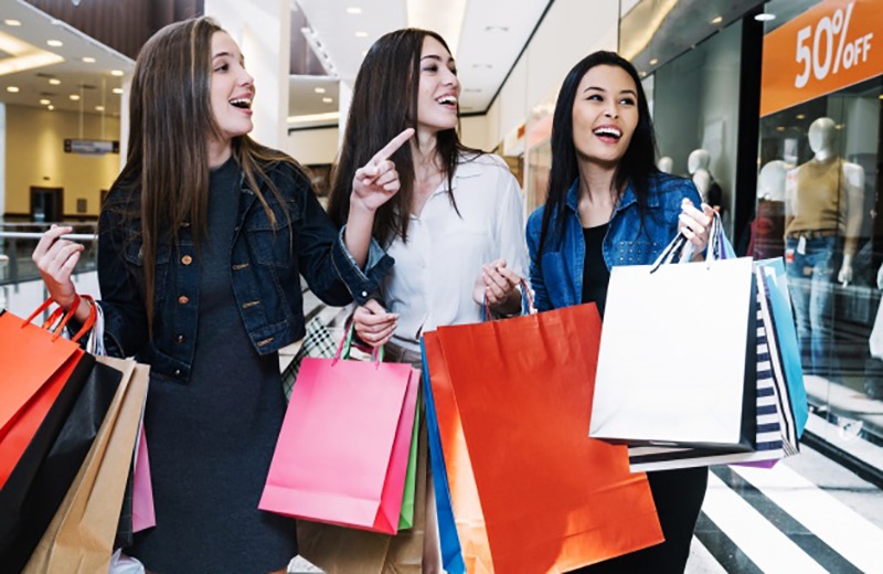 Mulheres interessadas pelo visual merchandising de uma vitrine