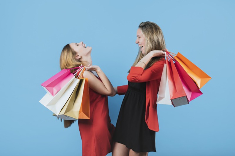Duas mulheres felizes na jornada de compra
