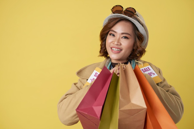 Mulher feliz após realizar compras