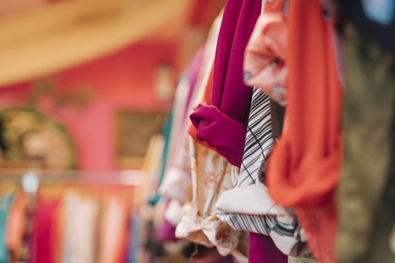 Visual merchandising na organização das cores de roupas penduradas em cabides