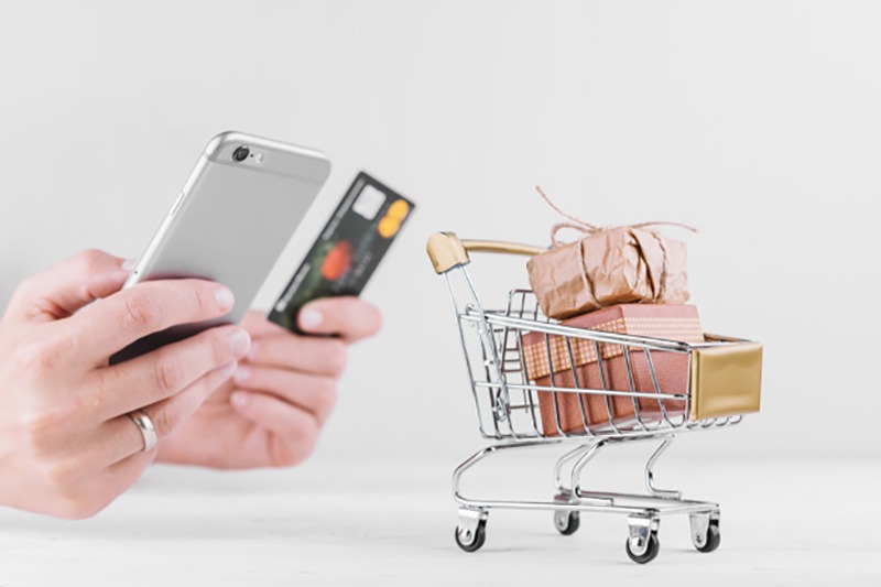 Pessoa vivenciando customer experience através de compra pelo celular
