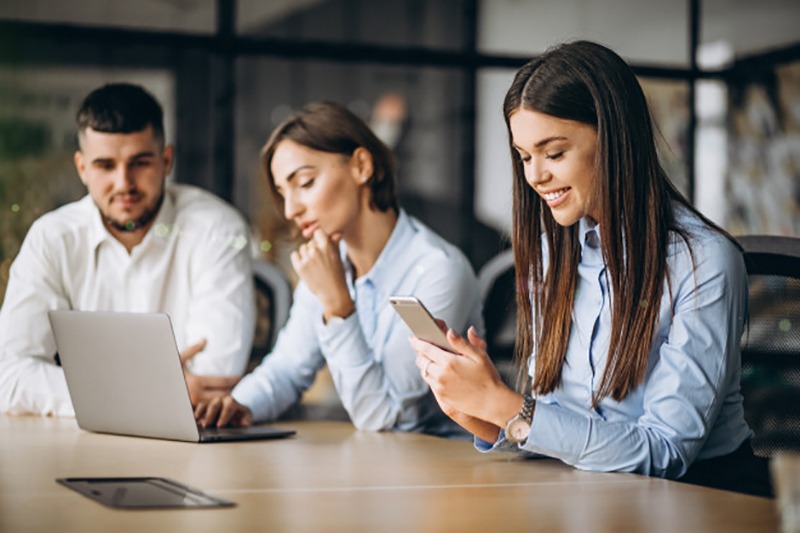 Pessoas vivenciando a multicanalidade em diferentes tecnologias