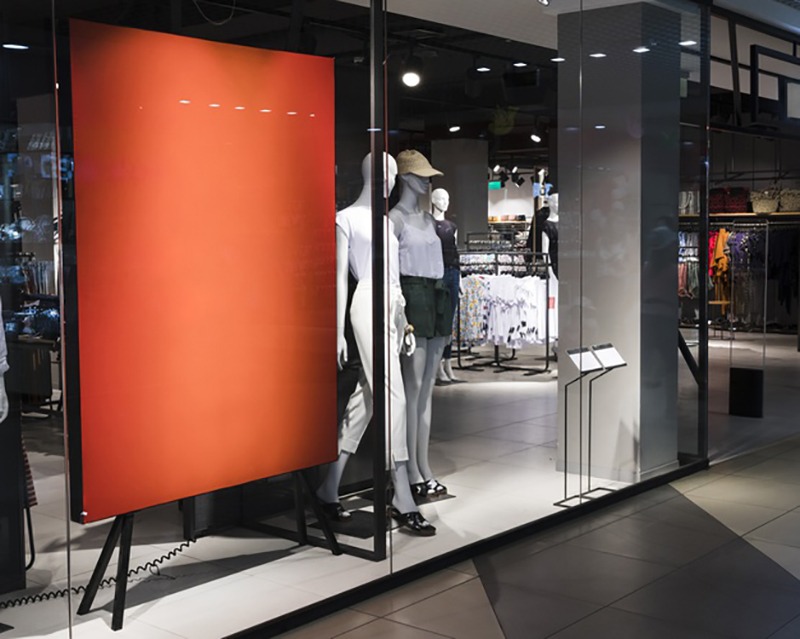 Visual merchandising em vitrine de loja de roupas com manequins