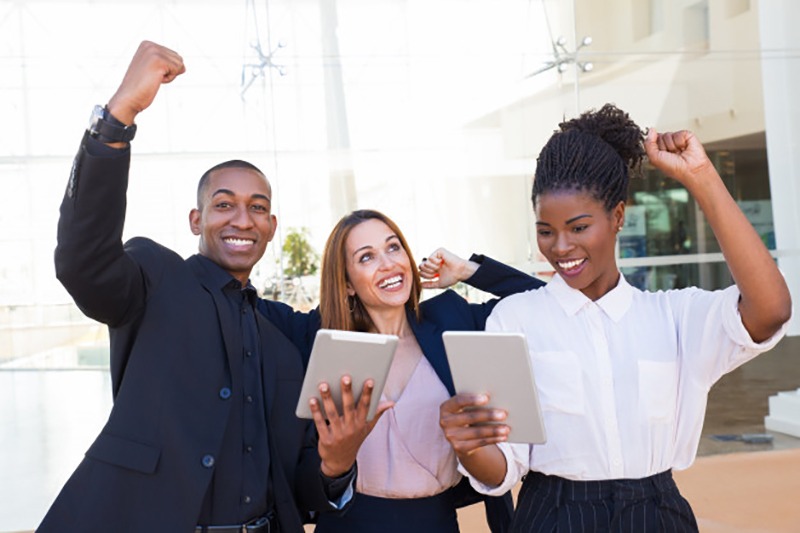 Pessoas comemorando os benefícios da digitalização do varejo