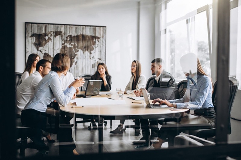 Reunião de empreendedores sobre Produto Mínimo Viável (MVP)